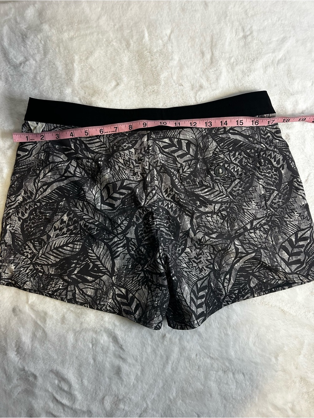Vuori Women’s Medium Black Gray Tropical Leaf Print Athletic Shorts - Picture 12 of 15